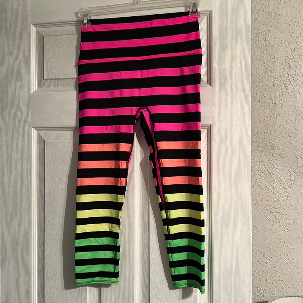 K- Deer Signature Stripe Capri Leggings